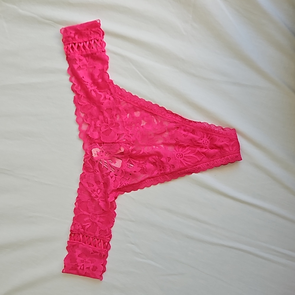 🆕 VS Pink Lace Thong Panties NWT
